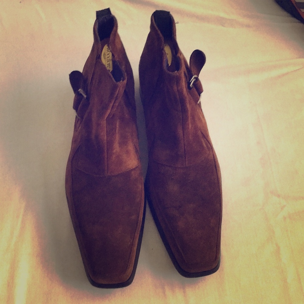 Suede boots with buckle on the side